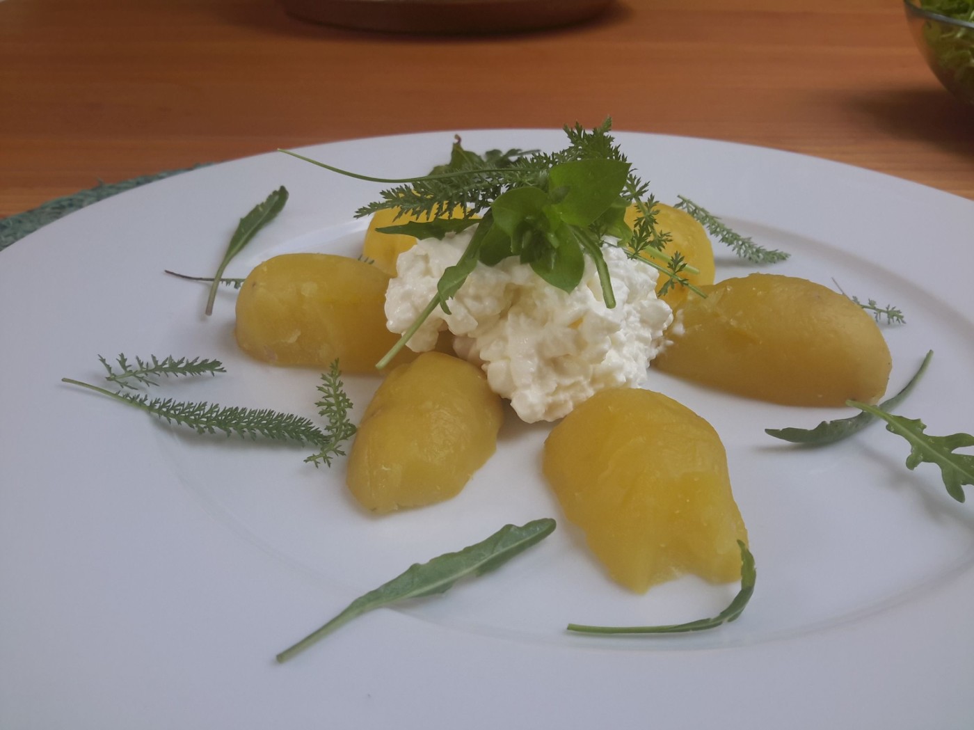 Wildkräuter-Erdäpfel mit Cottage Cheese