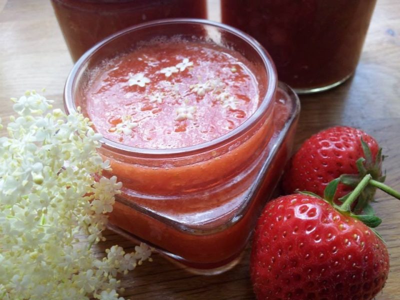 Die abgezupften Holunderblüten in die Erdbeermarmelade unterrühren und noch heiß in die Marmeladengläser einfüllen.