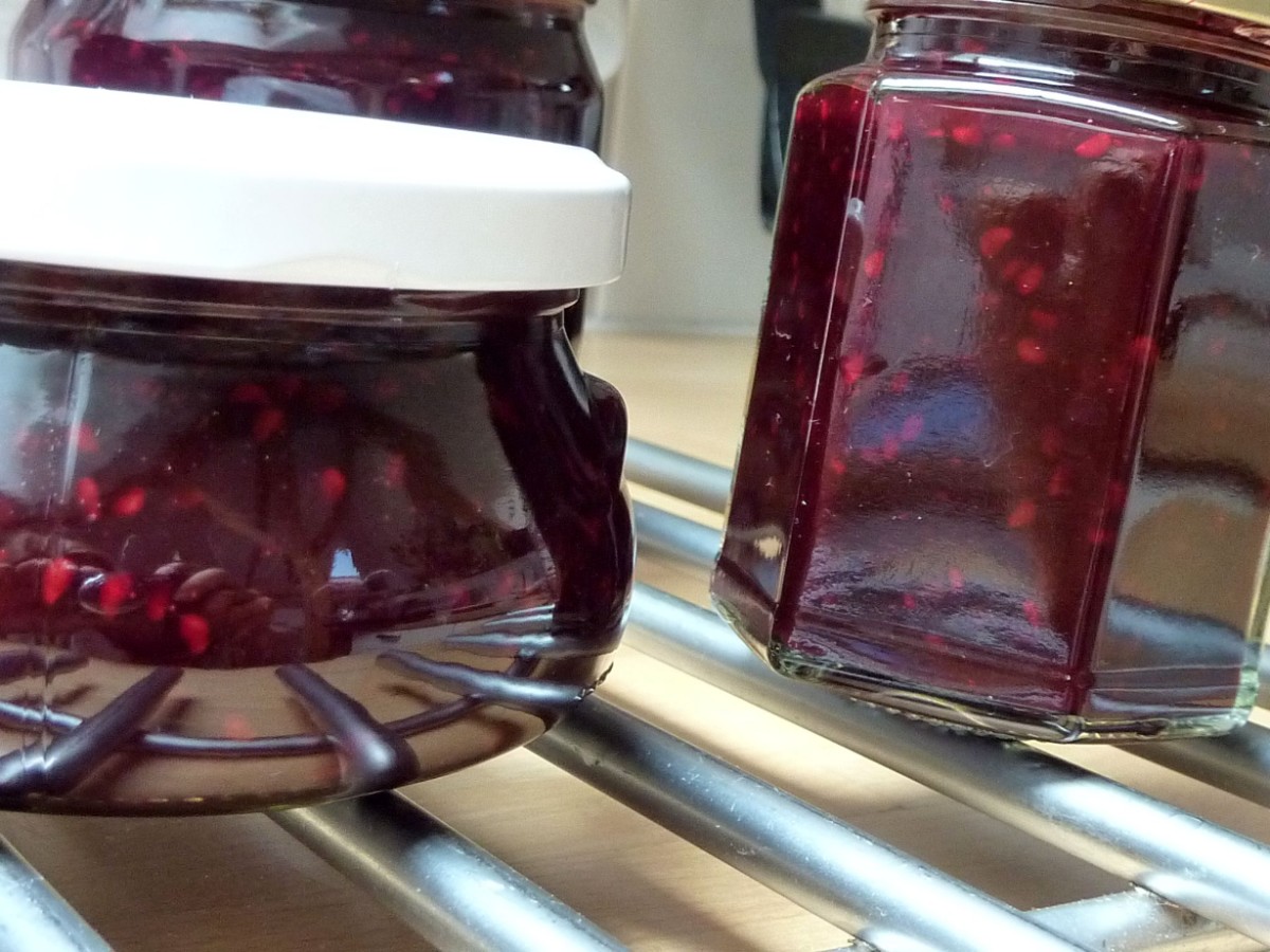 Die sterilisierten Gläser mit Topflappen (Achtung heiß!) aus dem Backrohr nehmen, die Marmelade in die heißen Gläser füllen.