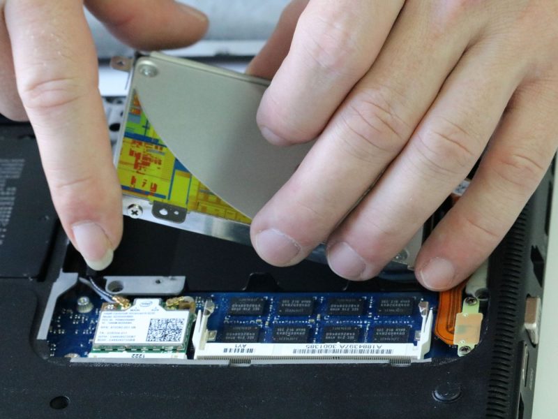 Hände bei Laptop-Reparatur
