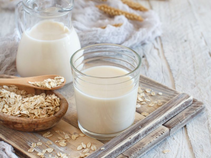 Haferdrink mit Haferflocken daneben