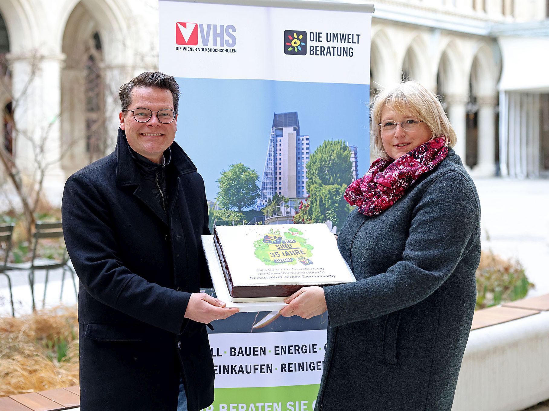 Stadtrat Jürgen Czernohorszky gratuliert Elisabeth Tangl, Leiterin von DIE UMWELTBERATUNG