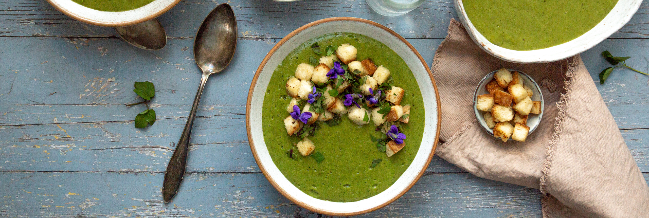 Kräutersuppe mit Blüten