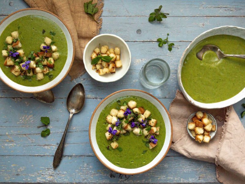 Wildkräutersuppe mit frühlingshafter Blumendeko