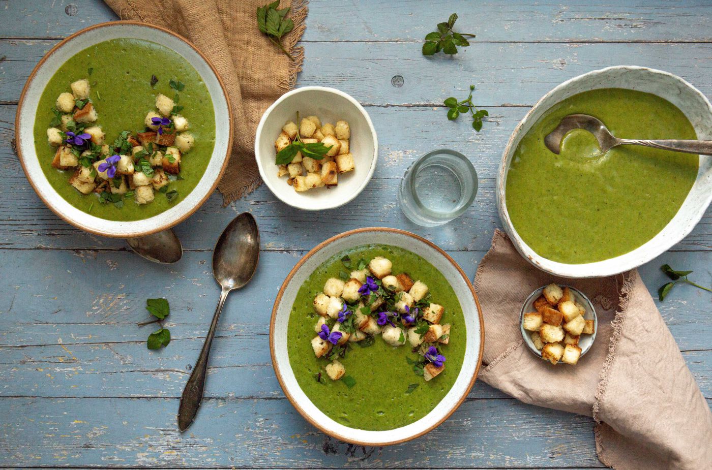 Wildkräutersuppe mit frühlingshafter Blumendeko