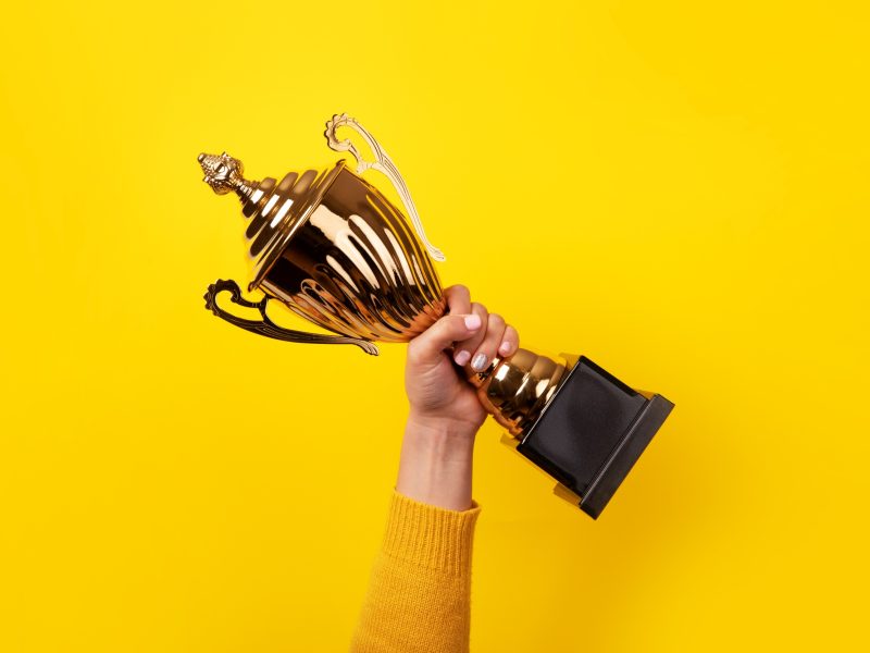 Hand hält Pokal