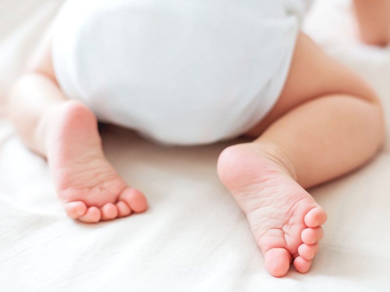 Baby mit Windel