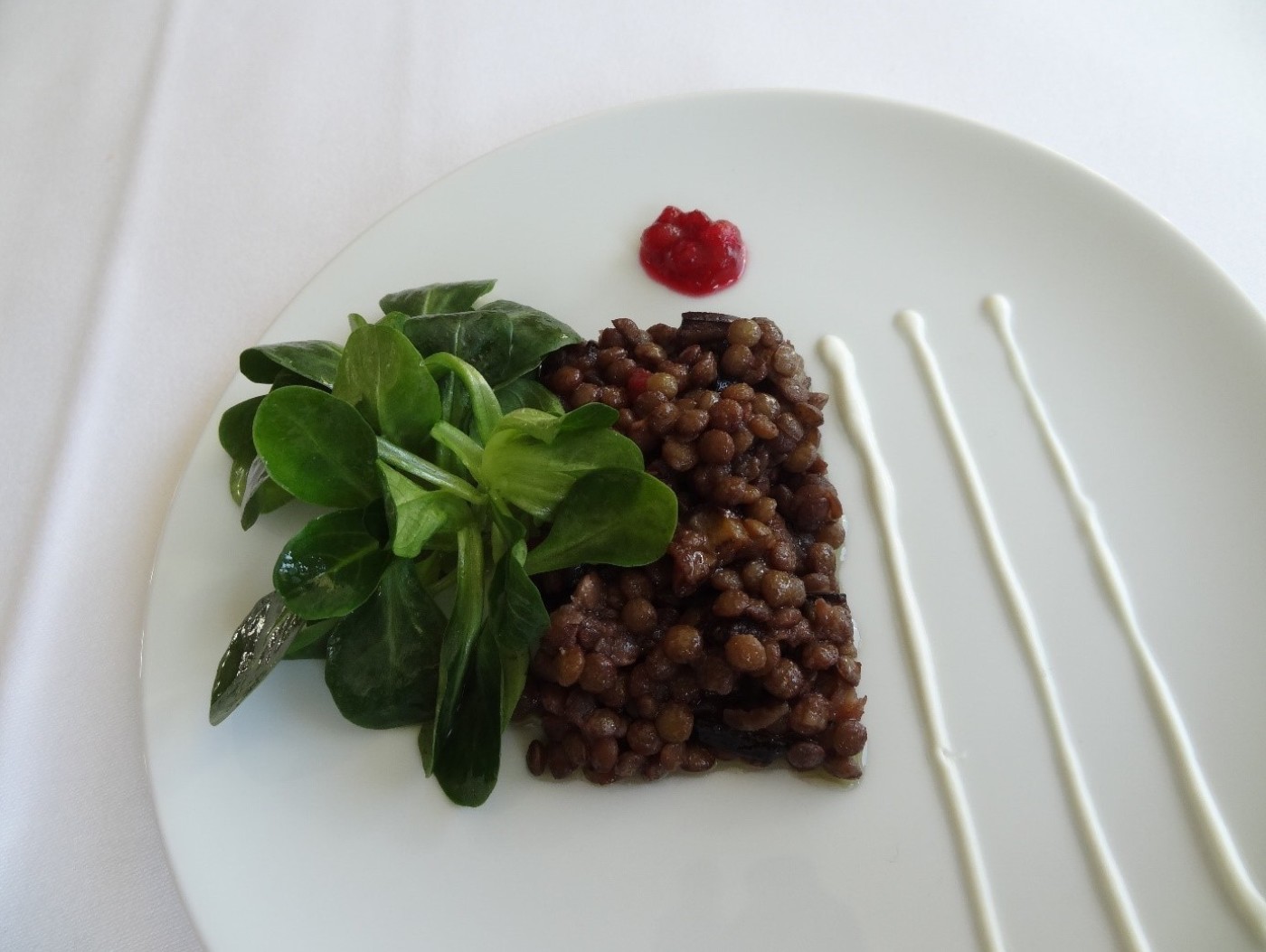 Berglinsen mit gebratener Melanzani und Preiselbeeren