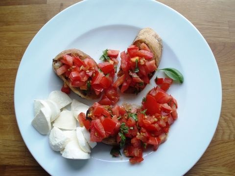 Bruschetta mit reifen Paradeisern