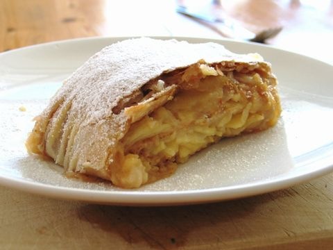 Apfelstrudel - selbst gezogener Teig