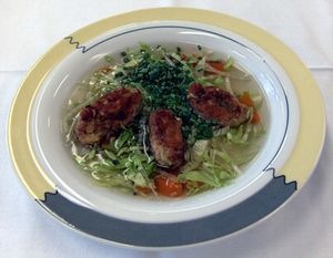 Endiviensuppe mit Muskatnockerln