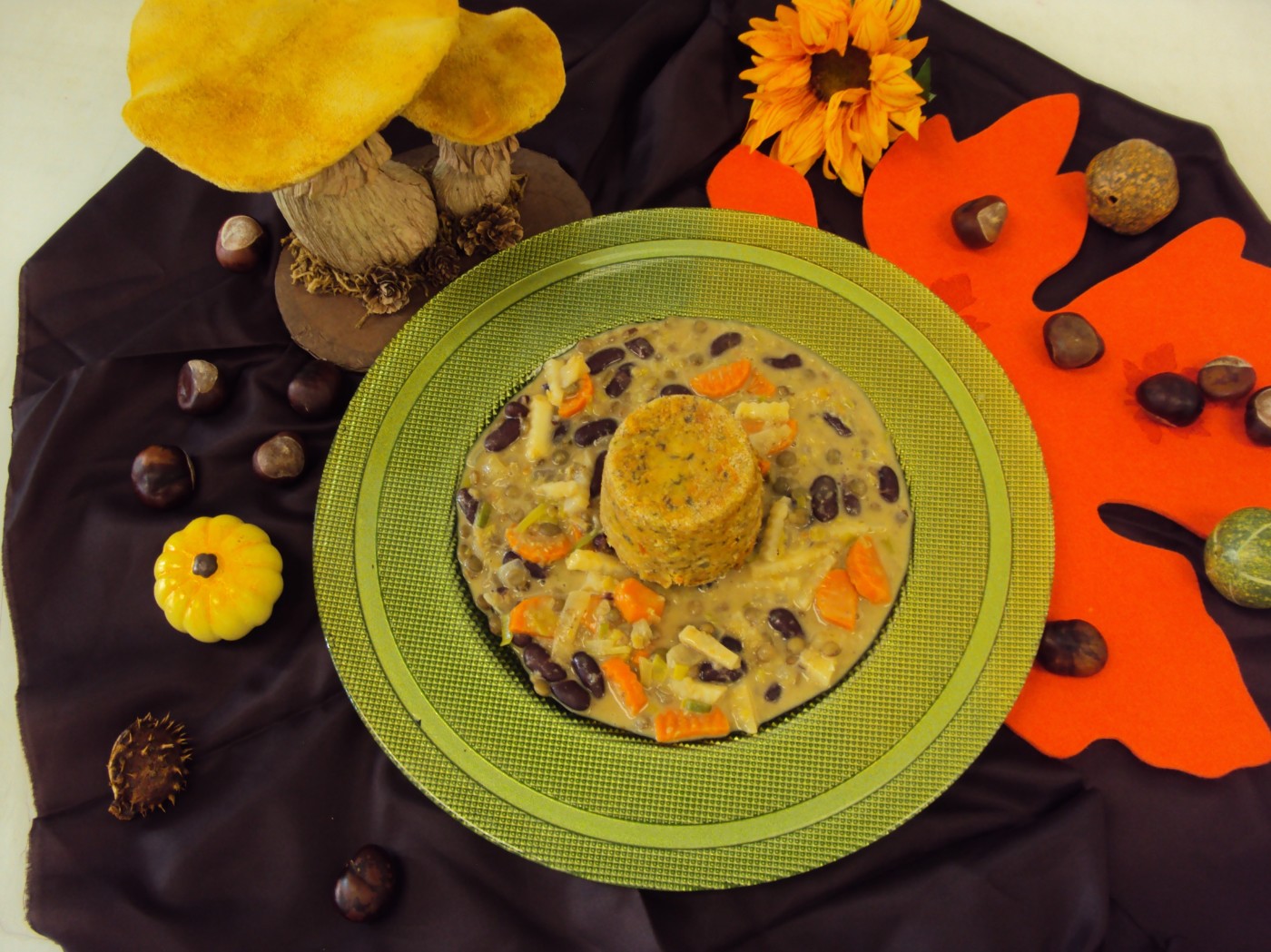 Erdäpfel-Kürbis-Auflauf auf buntem Hülsenfrüchteragout