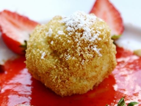 Topfenknödel auf Erdbeerspiegel