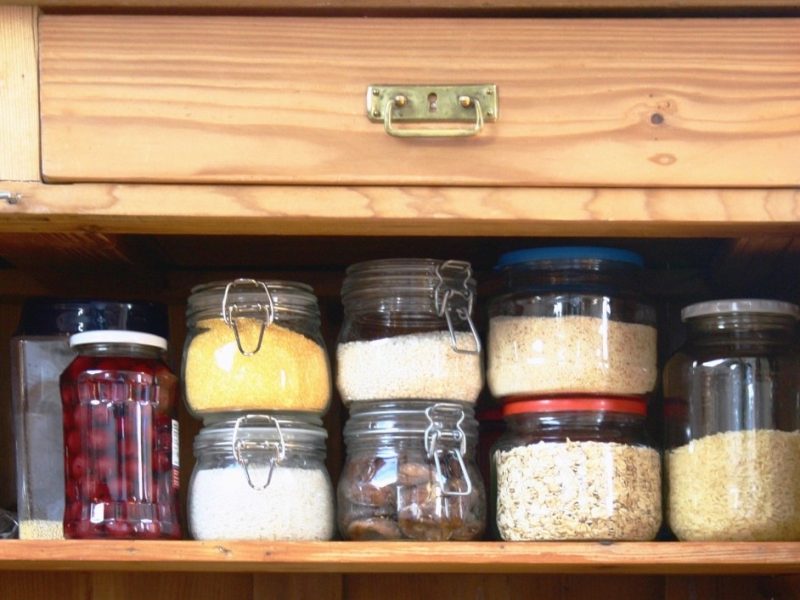 Gläser mit Vorräten im Schrank