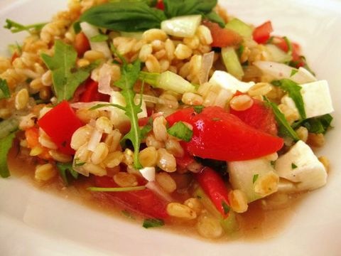 Getreidesalat mit Gemüse und Schafkäse