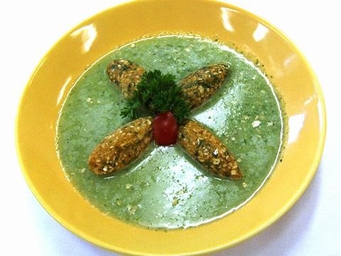 Brokkolicremesuppe mit Haferflockennockerl