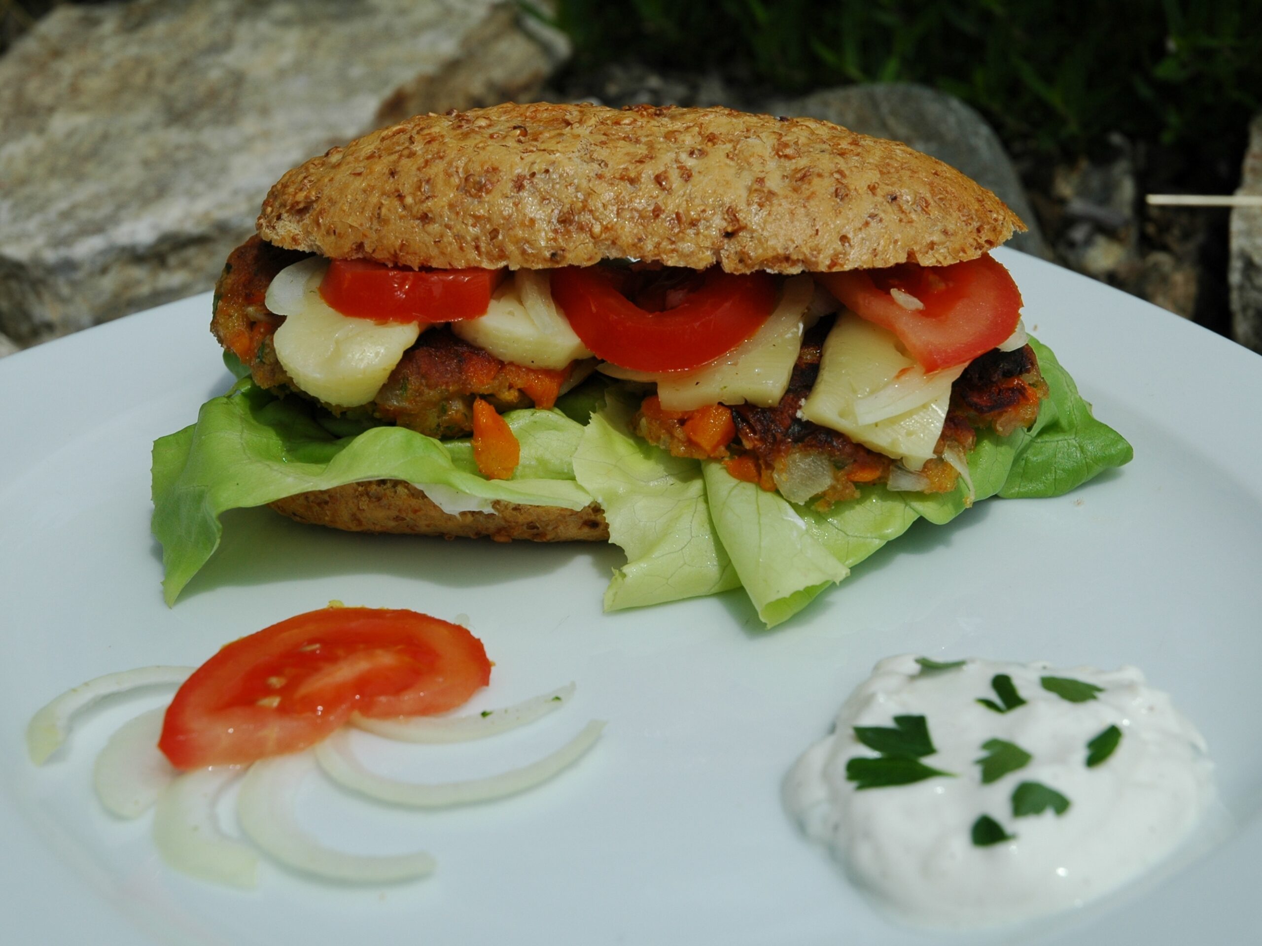 Sommerweckerl mit Kräutersauce