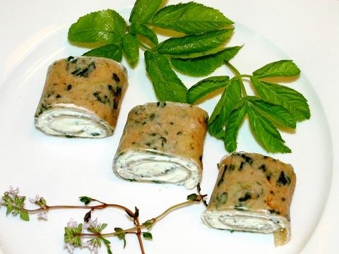 Brennessel-Palatschinken mit Wildkräuterfülle