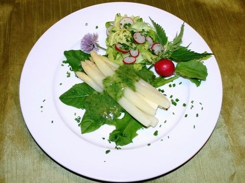 Spargel mit grünem Pesto auf Löwenzahn