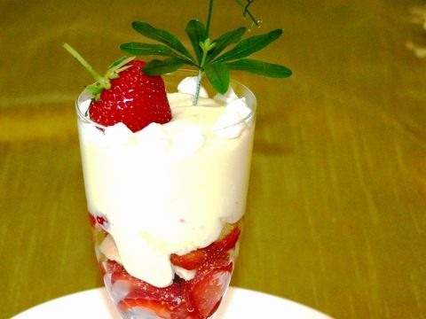 Waldmeistercreme mit Erdbeeren