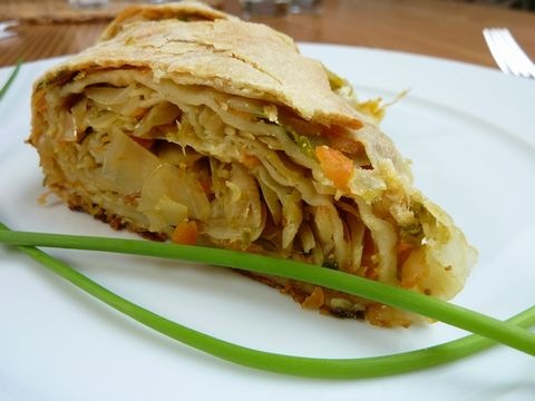 Gemüsestrudel mit Kräutersauce