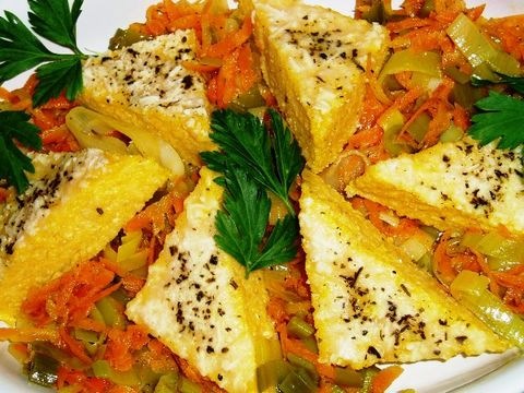 Polentaschnitten mit Käse überbacken