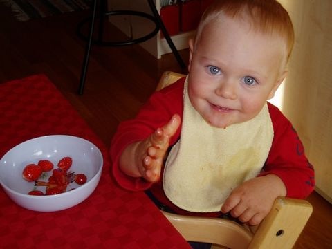 Baby isst Erdbeeren