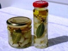 eingelegter Knoblauch