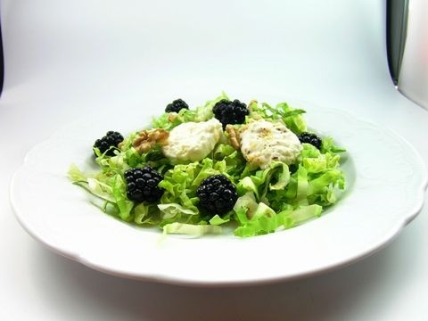 Blattsalat mit frischen Brombeeren