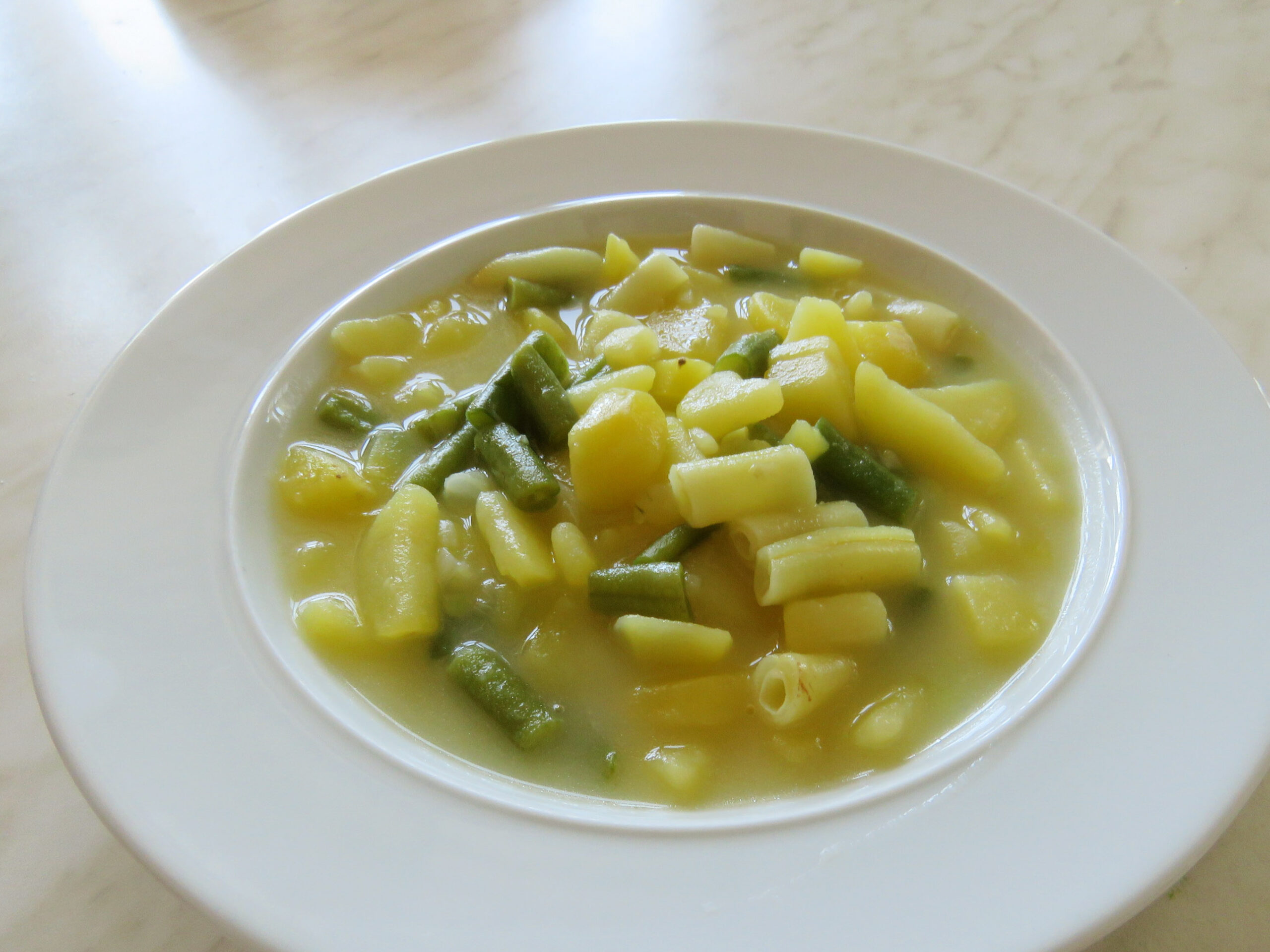 Fisolensuppe mit Erdäpfeln