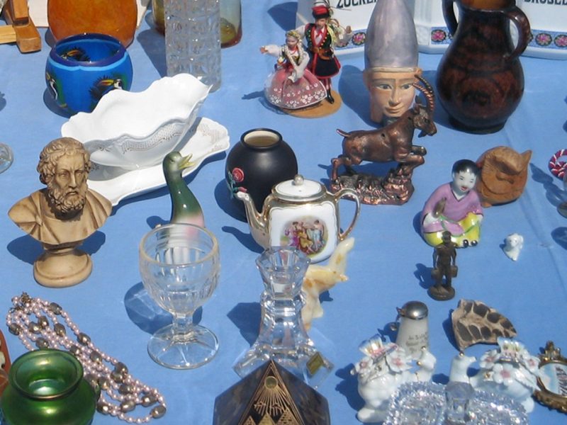 Flohmarkttisch mit Keramik und Glas