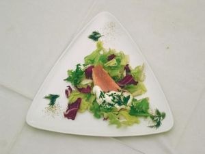 geräucherte Forellenfilets mit Blattsalat