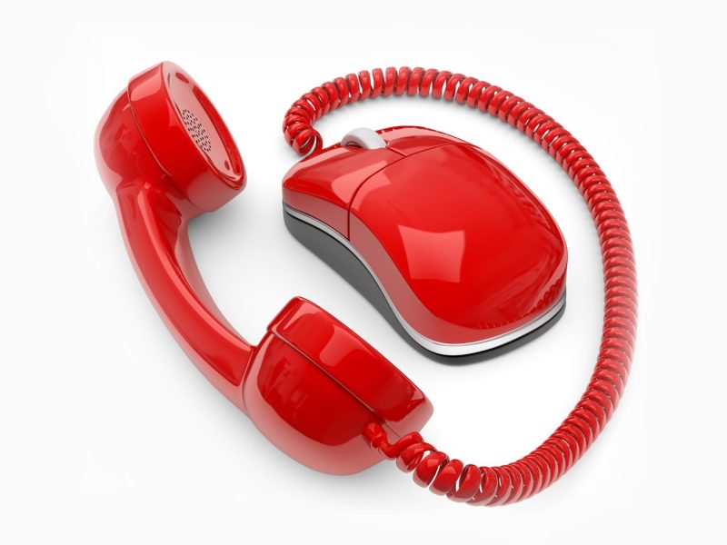 Roter Telefonhörer hängt an roter Computermaus.