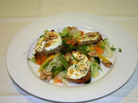 Gegrillter Frischkäse auf Walnußbrot