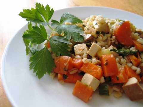 Gerstensalat mit Gemüse und Tofu