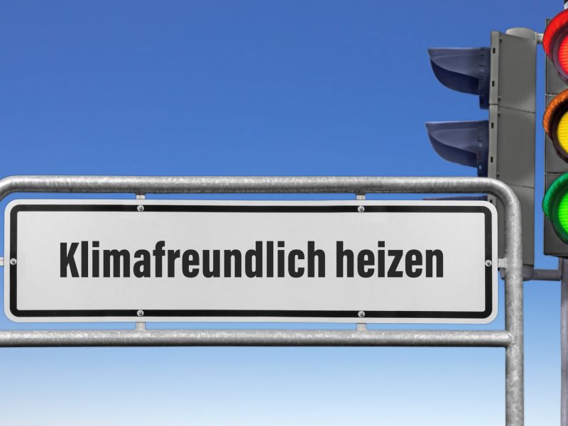 Schild "Klimafreundlich heizen"