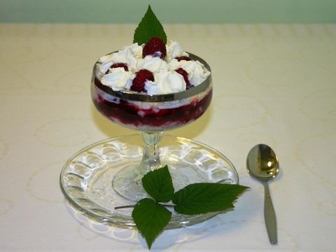 Hirsedessert mit Beeren