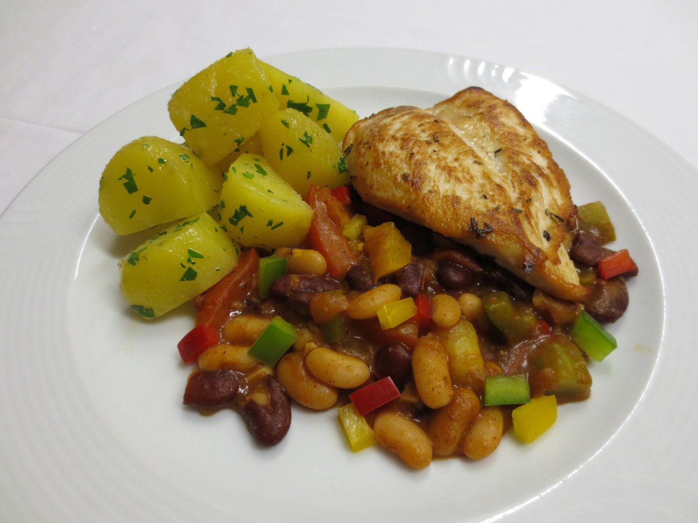 Bohnengulasch mit Hendelfilet und Petersilkartoffeln