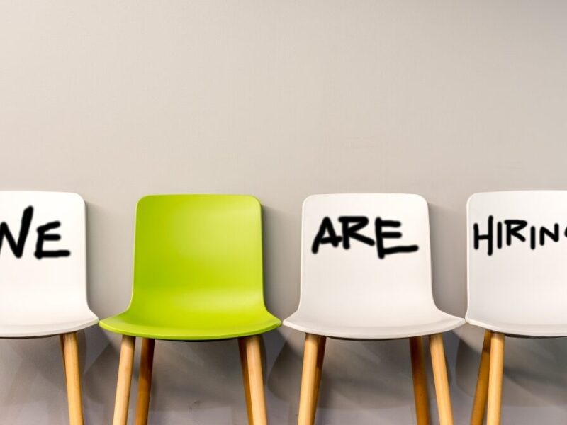 Sessel mit Aufschrift "We are hiring"