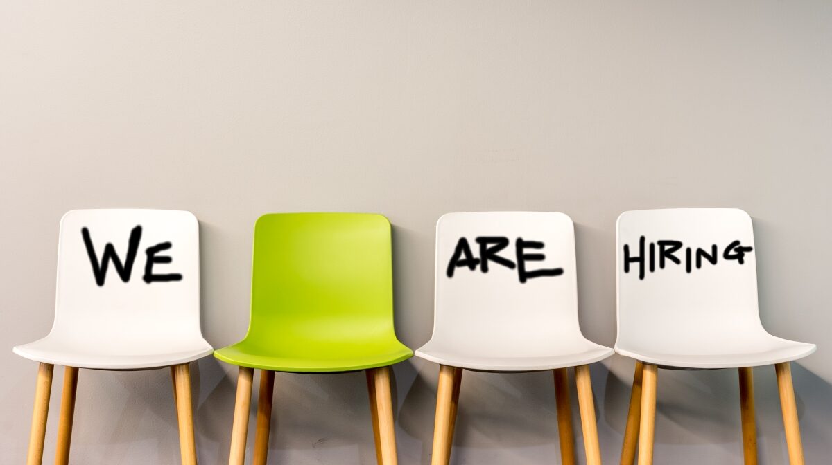 Sessel mit Aufschrift "We are hiring"