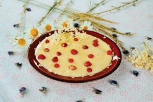 Holunderblütenmilch-Kaltschale mit Erdbeeren