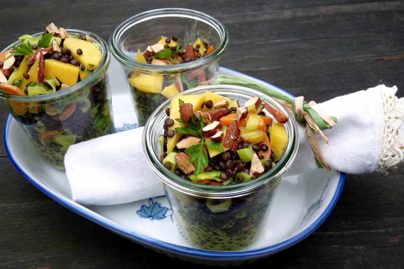 Linsen-Mango-Salat mit Curry-Pastinaken und Karotten
