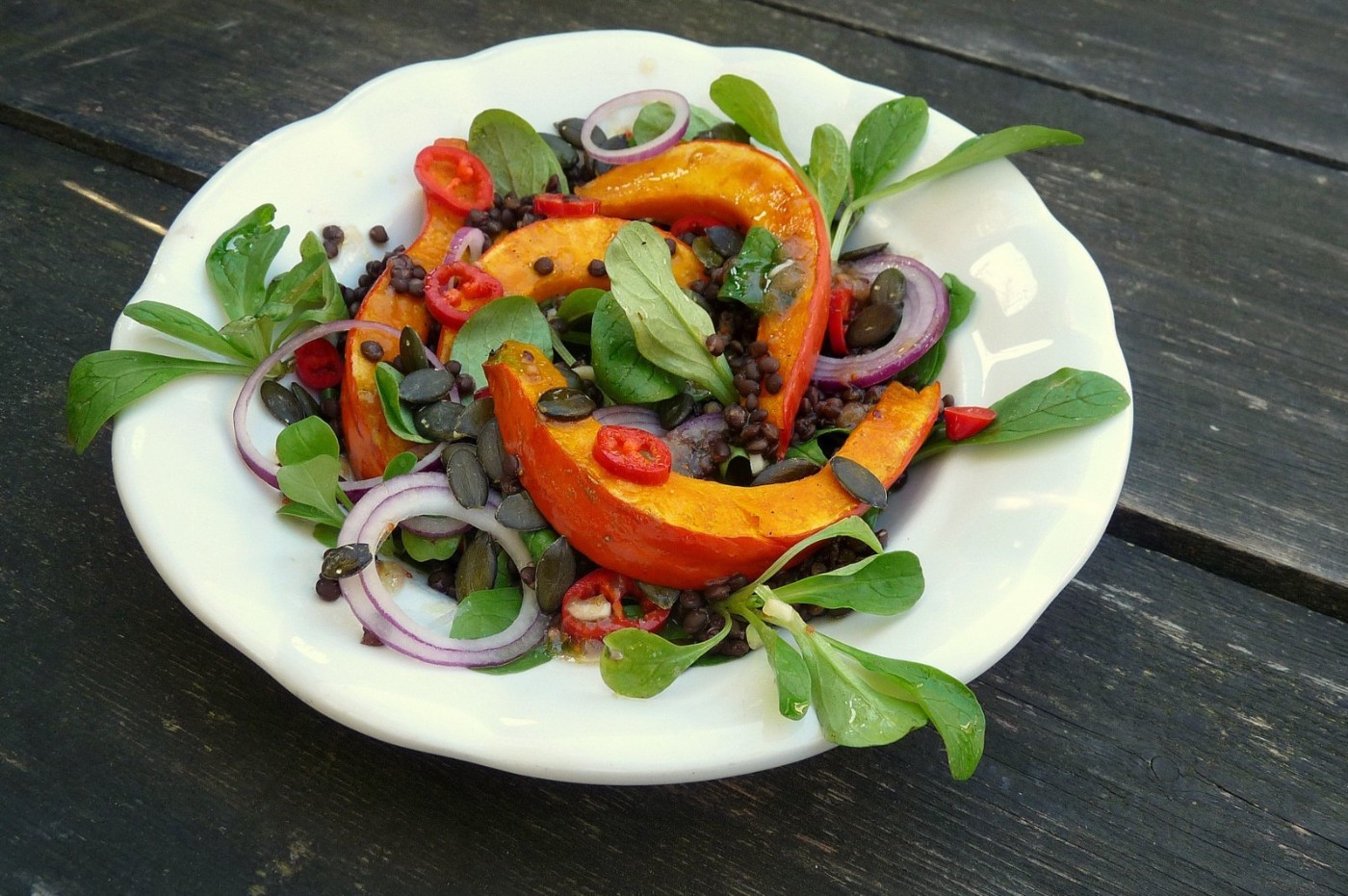Linsen-Vogerlsalat mit Kürbis und Kürbiskernen