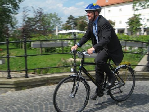 MOBMichaelPraschl2008RadfahrermitHelmVer1