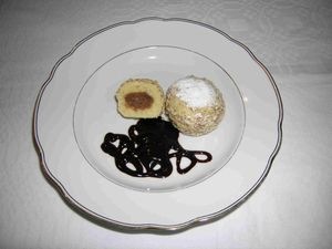 Maroniknödel auf Schokosauce