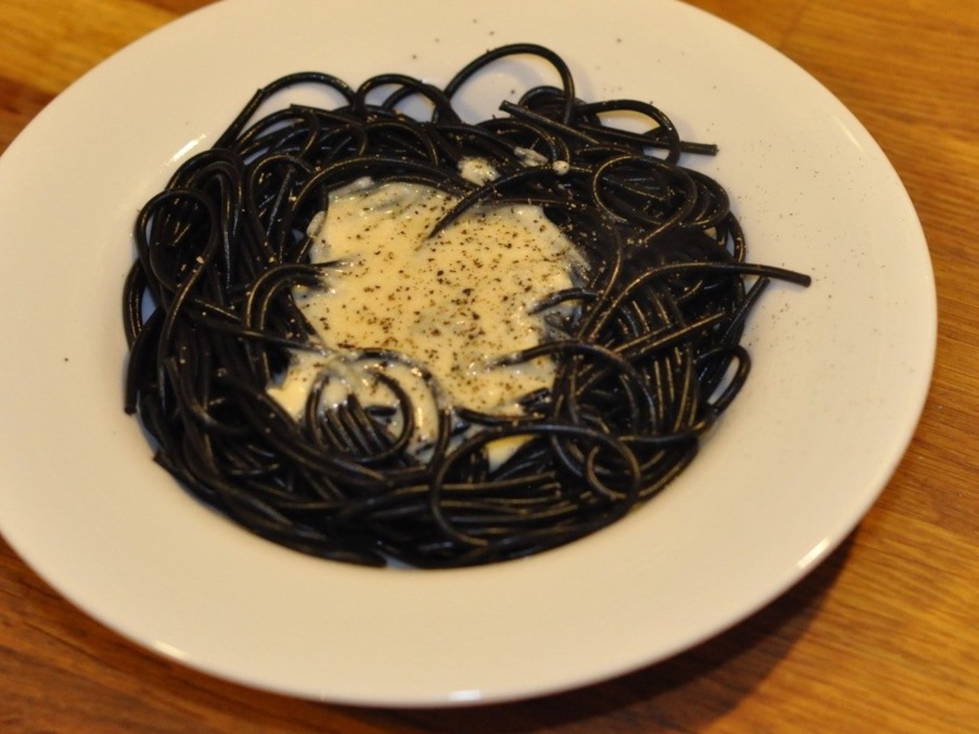 Pasta nero di seppia mit Blauschimmelkäsesauce
