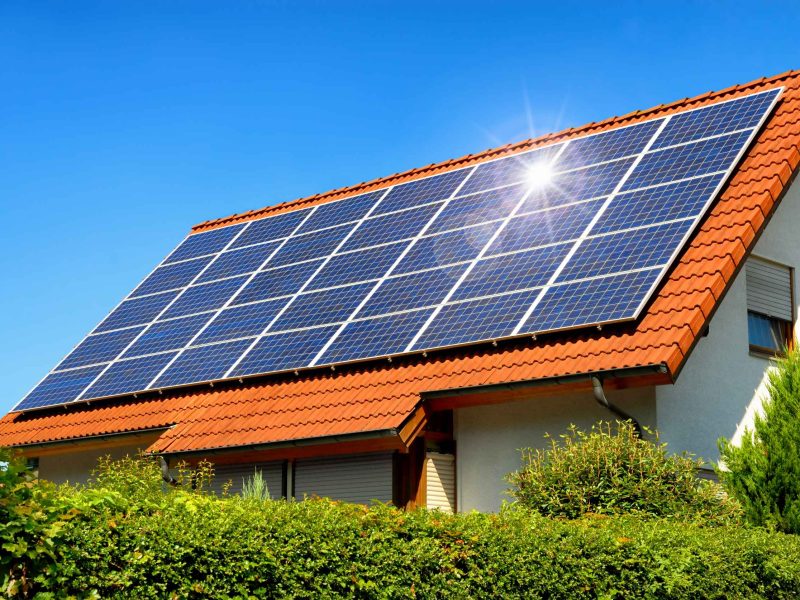 Solardach auf einem Einfamilienhaus reflektiert die Sonne