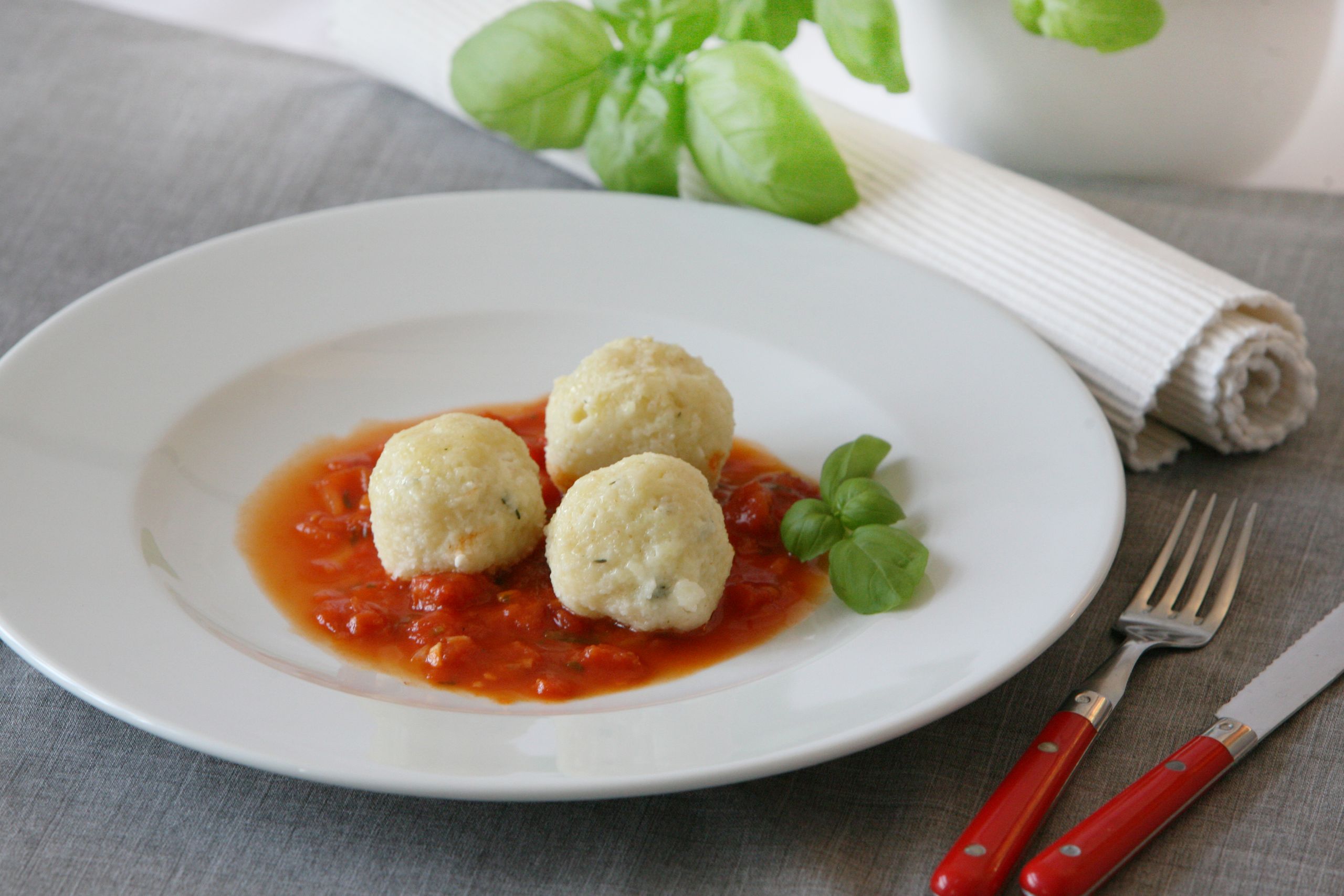 PikanteTopfenknödel mit Thymian auf Paradeissauce