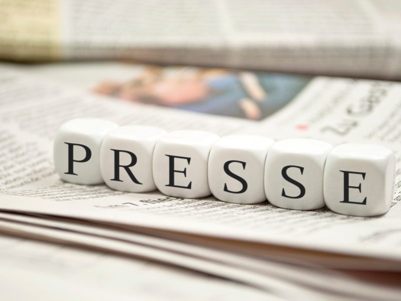 Würfel mit Presse drauf geschrieben