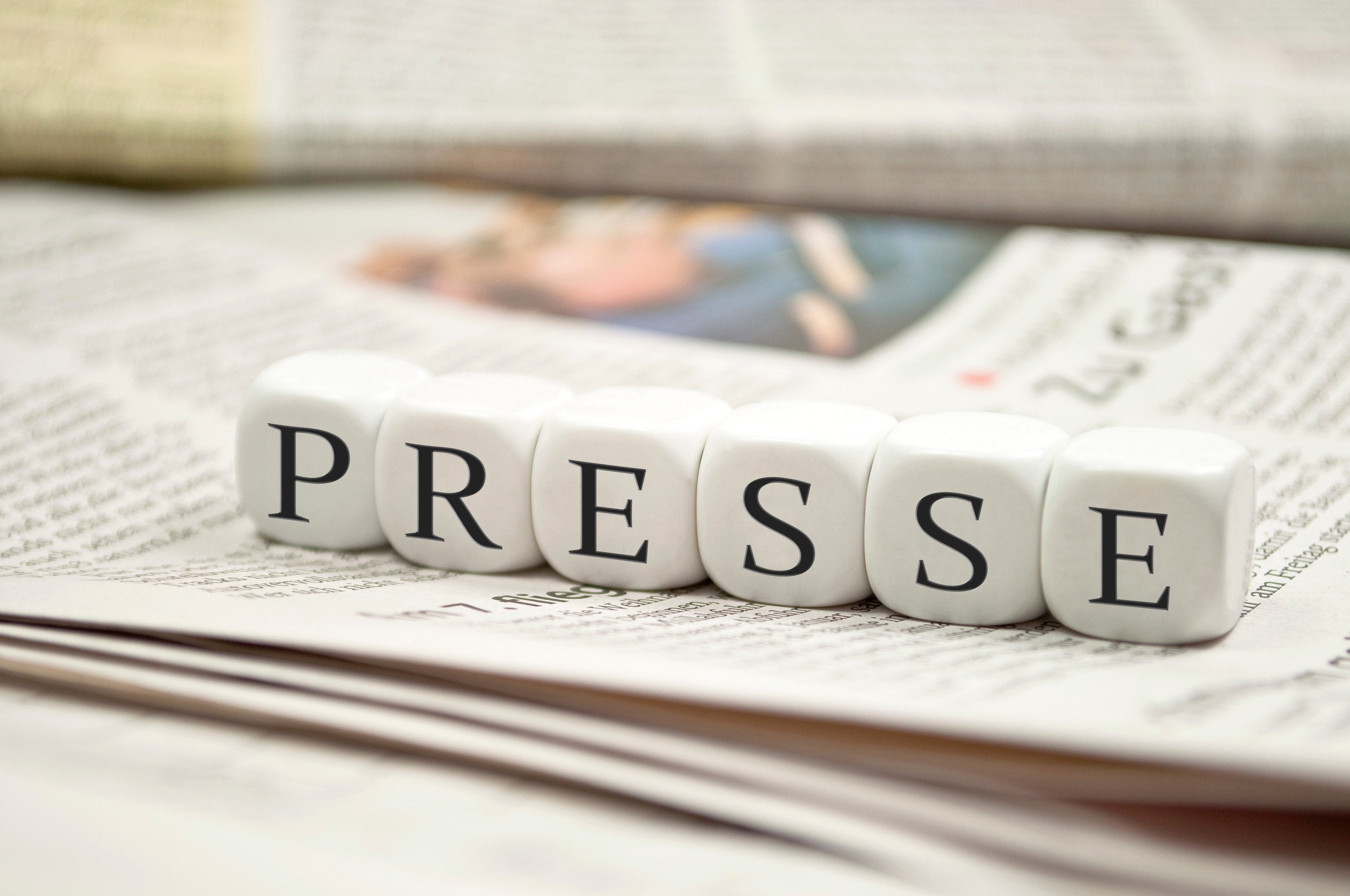 Würfel mit Presse drauf geschrieben